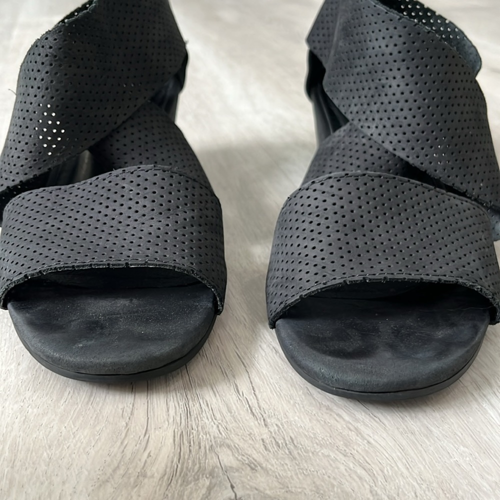 Eileen Fisher Kes‎ 2 Sandals Perforated Nubuck Cross Strap Wedge Women’s 8 Black - Picture 4 of 11